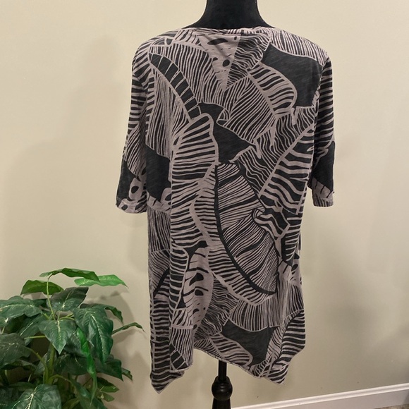 iCantoo Black V-neck Short Sleeve Top with Tan Island Palm Print and Shark Hem - Picture 3 of 10